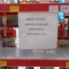 KOSONG. Display minyak goreng di salah satu minimarket di Babakanjawa Majlengka berisi pengumuman stok tidak tersedia, Rabu (2/2).
