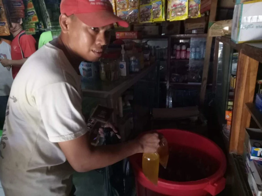 STOK HABIS. Pedagang grosir di pasar Cigasong masih menjual minyak goring curah dengan harga Rp19.500 per kilogram, karena minyak goreng kemasan belum dikirim distributor.