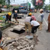 Tugas Berat Pasukan DPUTR Kota Cirebon, Kewalahan Perbaiki Jalan Berlubang