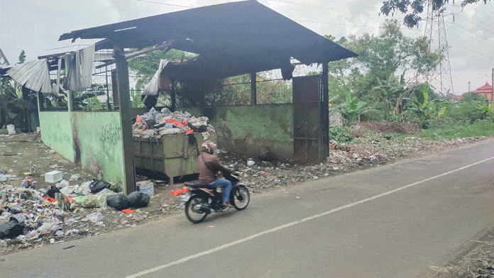 Di Kecamatan Talun, Sampah Numpuk Berhari-hari Tak Diangkut