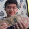 SEJARAH. Pegy Sagita, warga blok Senin Desa Buntu, Kecamatan Ligung mengoleksi uang kuno baik koin maupun uang kertas.