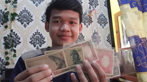 SEJARAH. Pegy Sagita, warga blok Senin Desa Buntu, Kecamatan Ligung mengoleksi uang kuno baik koin maupun uang kertas.