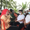 DILESTARIKAN. Wakil Bupati Cirebon, Hj Wahyu Tjiptaningsih mengapresiasi masyarakat yang masih menjaga tradisinya.