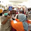 PERSIAPAN. Dinas Kesehatan Kabupaten Cirebon melakukan vaksinasi kepada calon jamaah haji, Jumat lalu.