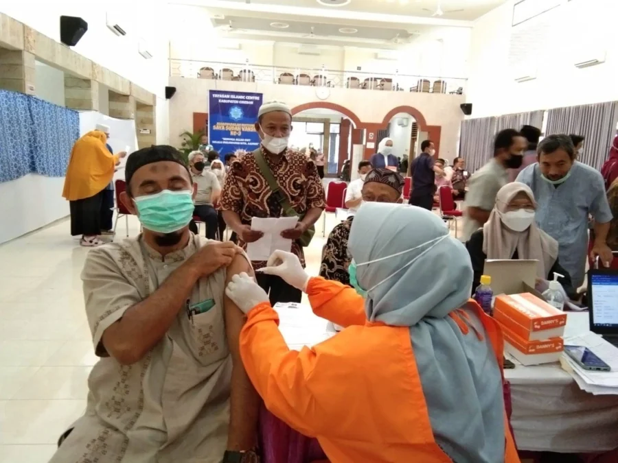 PERSIAPAN. Dinas Kesehatan Kabupaten Cirebon melakukan vaksinasi kepada calon jamaah haji, Jumat lalu.