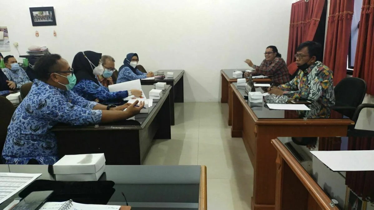 PEMBAHASAN. Komisi II DPRD Kabupaten Cirebon menggelar rapat kerja bersama Dinkes terkait Pengelolaan PAD dan Retribusi Pelayanan Kesehatan.