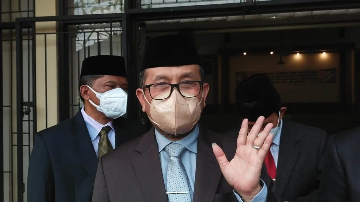 TERIMA KELUHAN. Bupati Cirebon, H Imron mengaku kerap kali menerima keluhan lewat akun medsos yang dimilikinya.