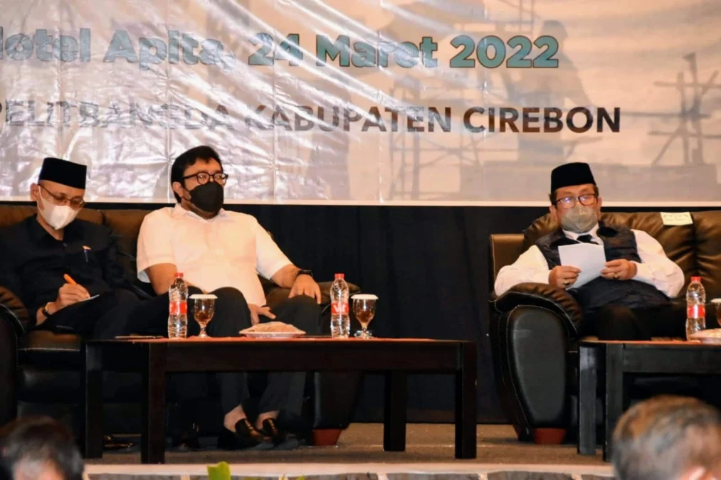 SINERGIS. Bupati Cirebon, H Imron bersama Anggota DPR RI, Ono Surono dan Ketua DPRD Kabupaten Cirebon, HM Luthfi saat Musrenbang RKPD, kemarin.
