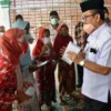 DISALURKAN. Bupati Cirebon, H Imron menyalurkan zakat dari Baznas kepada warga disekitar Kecamatan Karangwareng, kemarin.