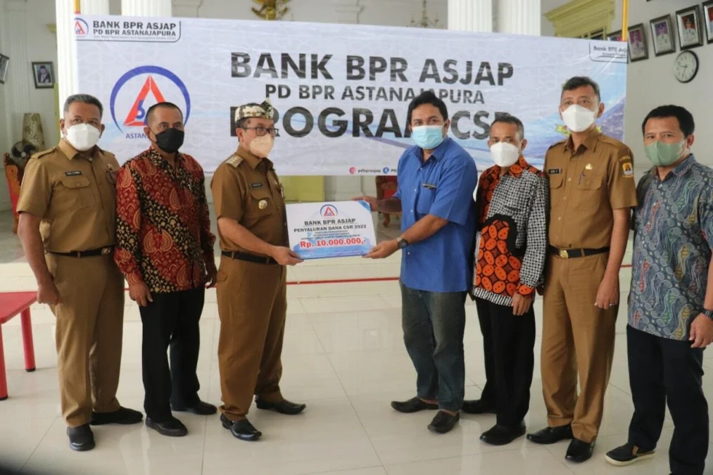 DISERAHKAN. Bupati Cirebon, H Imron menerima secara simbolis penyaluran CSR dari BPR Astanajapura yang akan diberikan kepada masyarakat.