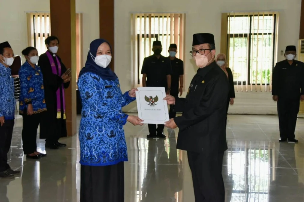 PENGANGKATAN. Bupati Cirebon, H Imron memberikan SK Pengangkatan kepada simbolis PPPK, kemarin.