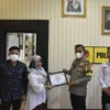 PENGHARGAAN. Kapolresta Cirebon, Arif Budiman menerima piagam penghargaan dari Komnas Perlindungan Anak Cirebon Raya karena cepat ungkap kasus kekerasan terhadap anak.