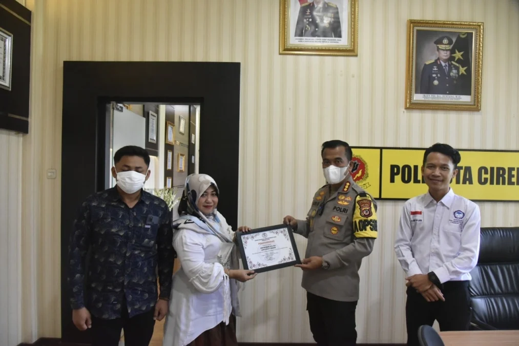 PENGHARGAAN. Kapolresta Cirebon, Arif Budiman menerima piagam penghargaan dari Komnas Perlindungan Anak Cirebon Raya karena cepat ungkap kasus kekerasan terhadap anak.