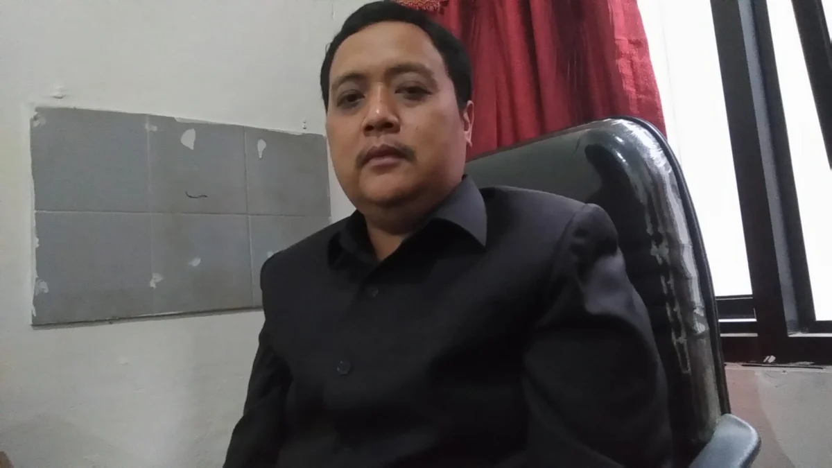 KURANG MASIF. Anggota Komisi III DPRD Kabupaten Cirebon, Anton Maulana meminta agar DLH lebih massif lagi dalam memberikan pemahaman kepada warga disekitar TPA Kubangdeleg.