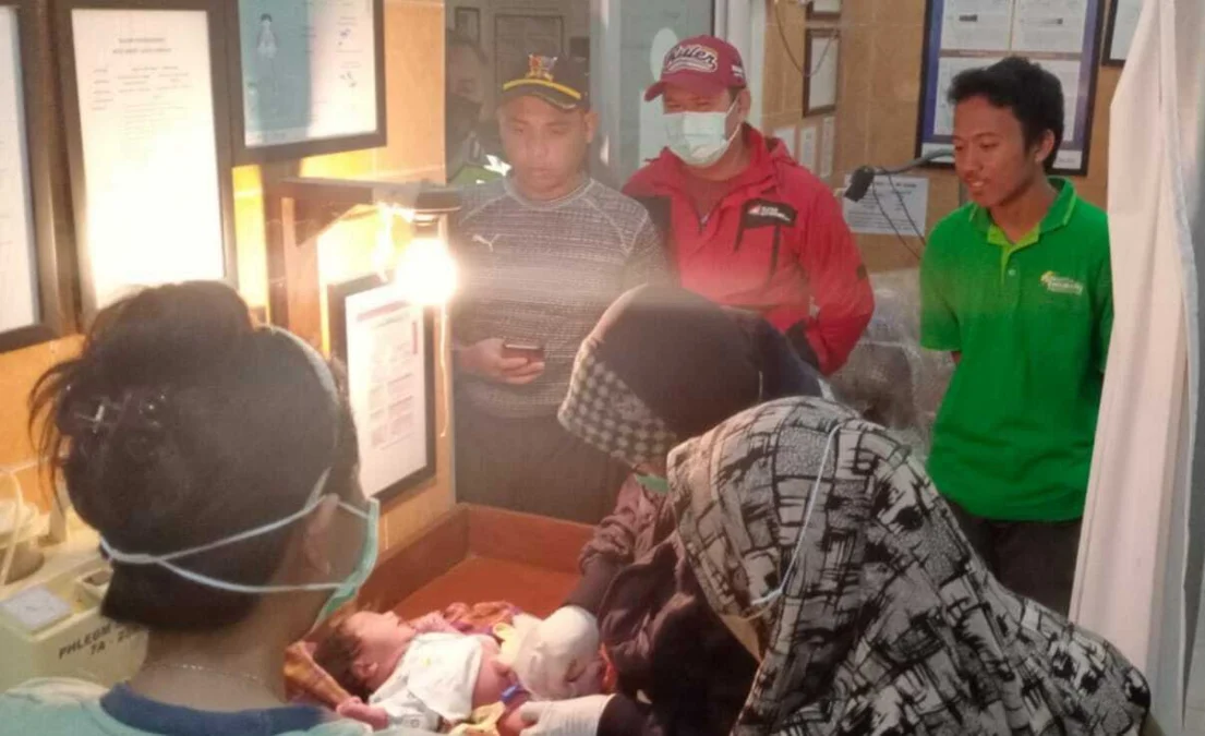 CEK KONDISI. Petugas medis Puskesmas Karangampel memeriksa kondisi kesehatan bayi yang ditemukan di depan toko meubel Desa Mundu, Kecamatan Karangampel. Bayi malang tersebut akan diserahkan ke Balai Kesehatan Panti Anak Dinas Sosial Provinsi Jawa Barat