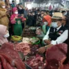 KENA IMBAS. Salah satu penjual daging di Pasar Pasalaran mengaku sulit menjual lantaran harganya terlalu tinggi.