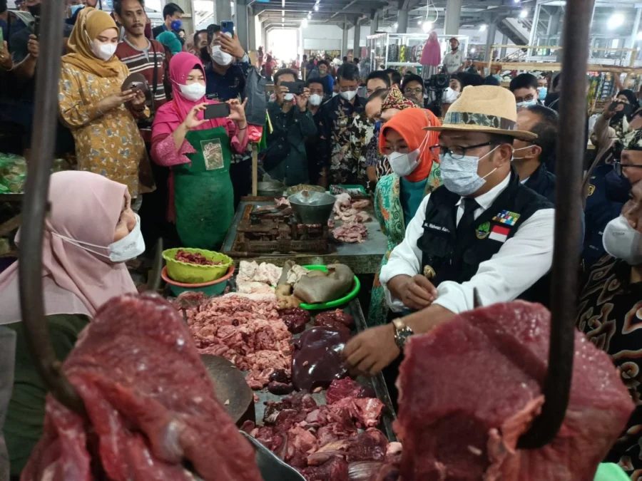KENA IMBAS. Salah satu penjual daging di Pasar Pasalaran mengaku sulit menjual lantaran harganya terlalu tinggi.