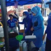 DEMPKRAT PEDULI. Anggota DPRD dari Fraksi Demokrat, Tarseni menggelar pasar murah minyak goreng di dapilnya mewakili Kang Hero.