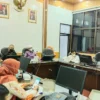 BAHAS ATURAN. Audiensi jajaran KPU Kabupaten Cirebon bersama pimpinan DPRD.