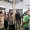 BERBINCANG. Kapolresta Cirebon, Arif Budiman bersama Ketua DPRD Kabupaten Cirebon, HM Luthfi berbincang dengan pemilik gudang saat sidak minyak goreng, kemarin.