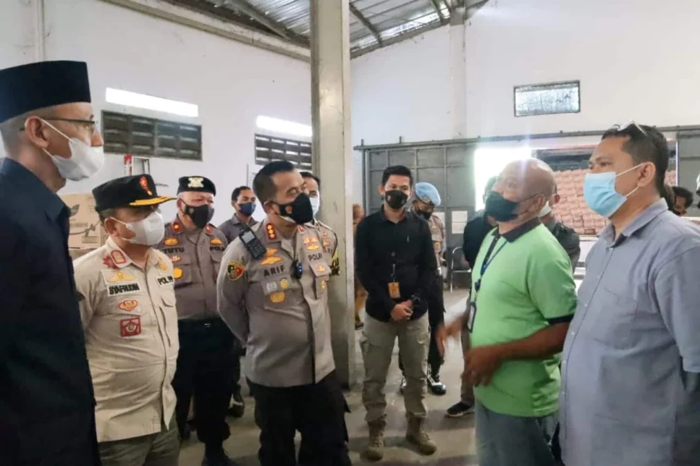 BERBINCANG. Kapolresta Cirebon, Arif Budiman bersama Ketua DPRD Kabupaten Cirebon, HM Luthfi berbincang dengan pemilik gudang saat sidak minyak goreng, kemarin.