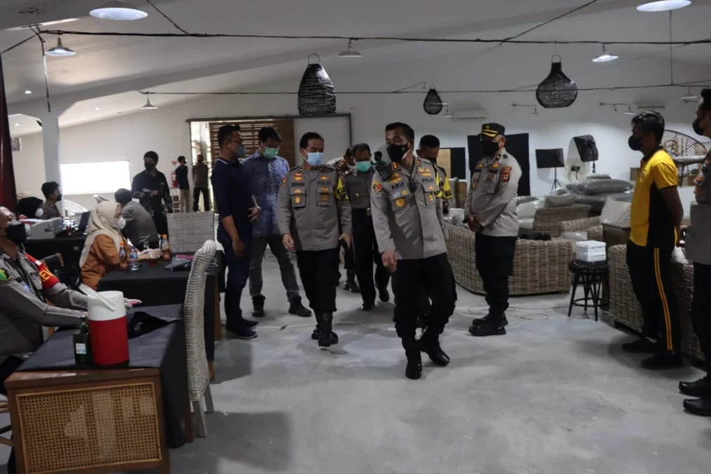 DILANJUTKAN. Kapolresta Cirebon, Arof Budiman melakukan monitoring pelaksanaan vaksinasi di PT Cirebon Furniture, kemarin.