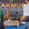 BERI MATERI. Asda Pemkab Cirebon, H Asdullah saat mengisi acara Lakmud IPNU-IPPNU, kemarin.
