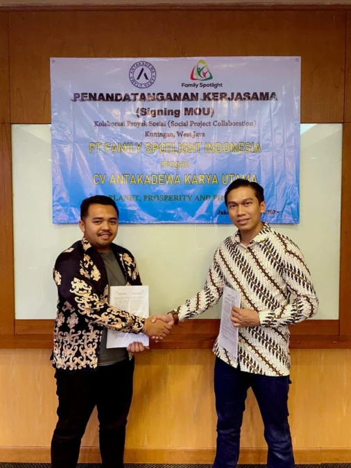 TEKEN KERJASAMA. Proyek sosial antara Antakadewa Agriculture dan PT Family Spotlight Indonesia segera dilaksanakan di Kecamatan Darma.
