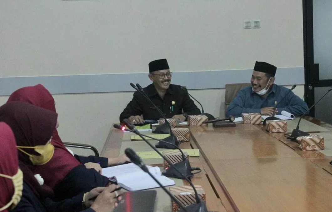 BERBINCANG. Ketua DPRD Indramayu Syaefudin disampingi Ketua Komisi 2 DPRD Dalam SHKN berbincang dengan para kepala SLB terkait regulasi penyandang disabilitas.
