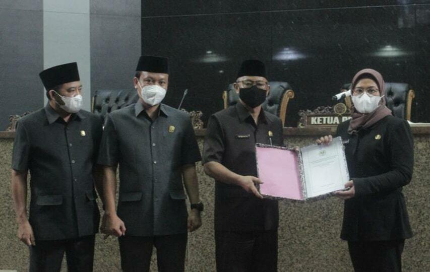 BERI CATATAN. Ketua DPRD Indramayu Syaefudin menyerahkan dokumen tertulis pandangan dan rekomendasi terkait interpelasi kepada Bupati Indramayu Nina Agustina.