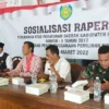 SOSIALISASI. Anggota DPRD Kabupaten Indramayu melakukan sosialisasi Raperda perubahan Perda Pilwu. Agenda tersebut sekaligus untuk menggalang saran, pendapat, dan masukan dari masyarakat.