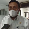CEPAT TANGGAP. Plt Kepala Disdik Kabupaten Cirebon, H Ronianto memastikan akan mengirimkan tim untuk melihat kondisi ruang kelas SD Negeri 1 Astanamukti Kecamatan Pangenan yang dikabarkan dalam kondisi mengkhawatirkan.