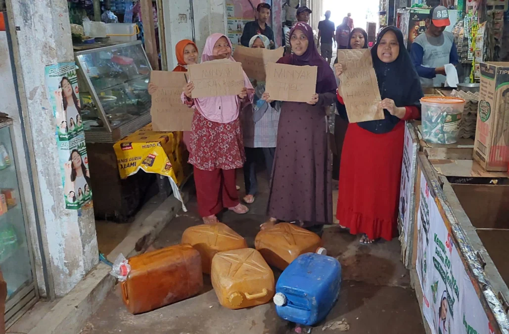PROTES. Pedagang di Pasar Baru Indramayu memprotes kelangkaan minyak goreng curah hilang di pasaran. Meski mencari migor curah hingga ke Cirebon, para pedagang tetap tidak mendapatkan migor curah.
