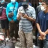 MENGADU. Tangkap layar rekaman video 43 Calon Pekerja Migran Indonesia dalam kondisi terlantar di Kamboja. Sebanyak enam orang diantaranya dikabarkan berasal dari Kabupaten Indramayu.