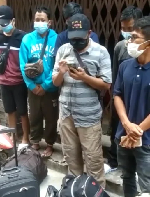 MENGADU. Tangkap layar rekaman video 43 Calon Pekerja Migran Indonesia dalam kondisi terlantar di Kamboja. Sebanyak enam orang diantaranya dikabarkan berasal dari Kabupaten Indramayu.