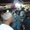 TERTANGKAP. Suasana di komplek PP Salaf An-Nur Desa Tegalmulya, Kecamatan Krangkeng, Indramayu sesaat setelah pelaku melukai kiai dan keluarganya. Pelaku berhasil ditangkap warga bersama santri.