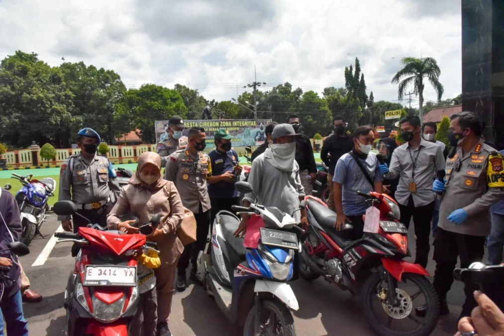 DIKEMBALIKAN. Kapolresta Cirebon, Arif Budiman memimpin proses pengembalian barang bukti sepeda motor kepada korban.
