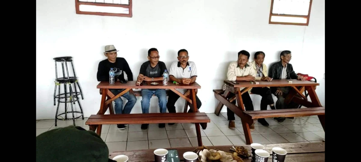 ZONA TRADISIONAL. Paguyuban Silihwangi Majakuning yang beranggotakan Kelompok Tani Hutan (KTH) di 23 desa penyangga kawasan TNGC mengadakan pertemuan di Aula Curug Sawer Cisantana, Kamis (29/3).