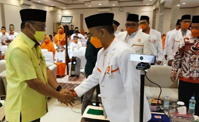 AKRAB. Ketua DPD PKS Indramayu Ruswa (kanan) saat menerima kedatangan Ketua DPD Partai Golkar Indramayu Syaefudin dalam rangkaian Rakerda PKS 2022.