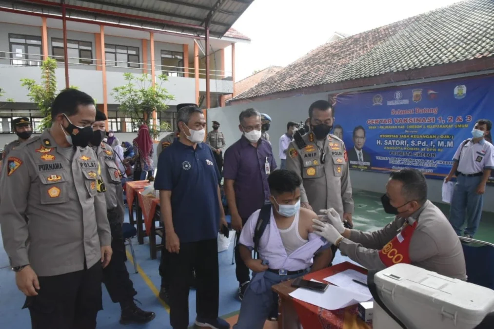 GEBYAR VAKSIN. Kapolresta Cirebon, Arif Budiman beserta Anggota DPR RI, H Satori dan Kepala OJK Cirebon meninjau vaksinasi di SMAN 1 Palimanan.