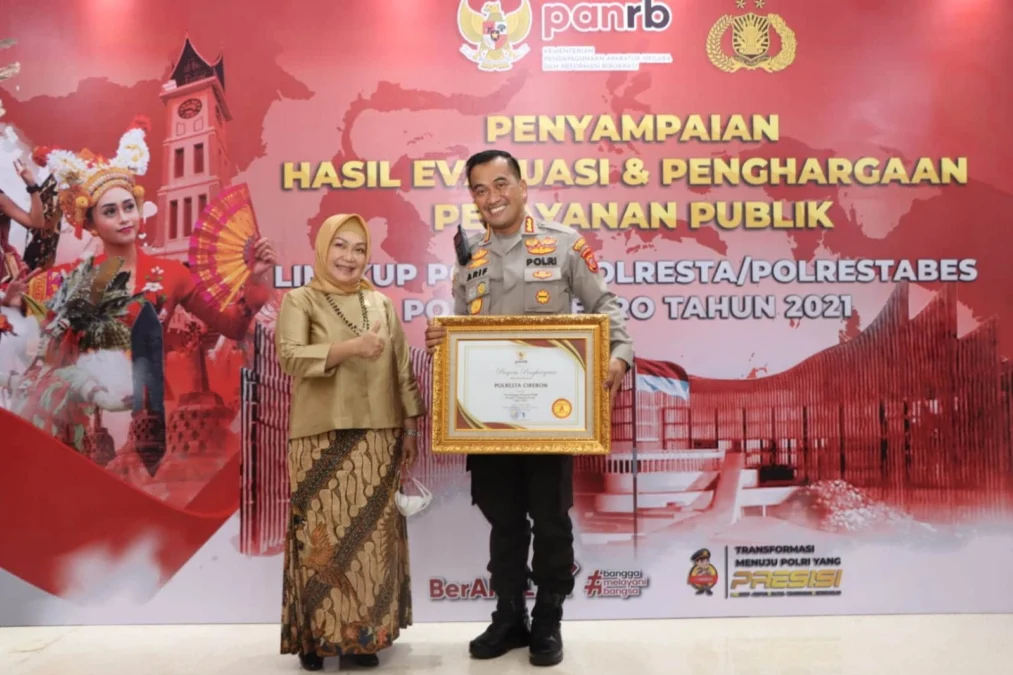 RAIH PENGHARGAAN. Kapolresta Cirebon, Arif Budiman menerima piagam penghargaan dari Kementrian Pan RB, kemarin.