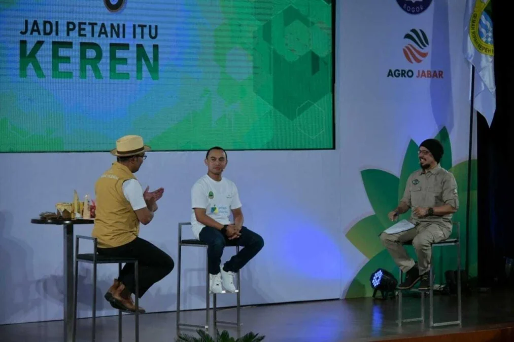 TAMPIL DI KICK ANDY. Gubernur Jawa Barat, Ridwan Kamil (kiri) tampil bersama perwakilan petani milenial pada acara Kick Andy di Auditorium Institut Pertanian Bogor (IPB), Kamis (24/3).