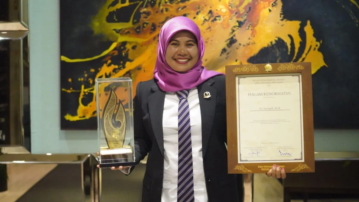 TERMOTIVASI. Anggota DPRD Jawa Barat, Hj Yuningsih meraih penghargaan dari BK Award 2021.