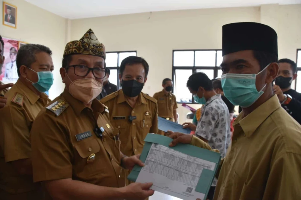TUNJUK BUKTI. Bupati Cirebon, H Imron menunjukkan e-KTP hasil pencetakan di Kecamatan Losari, kemarin.
