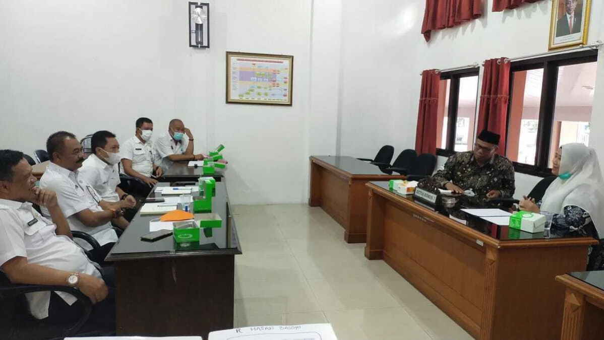 PENEKANAN. Rapat kerja Komisi I DPRD Kabupaten Cirebon bersama BKPSDM terkait evaluasi rotasi dan mutasi jabatan di lingkungan Pemkab Cirebon.