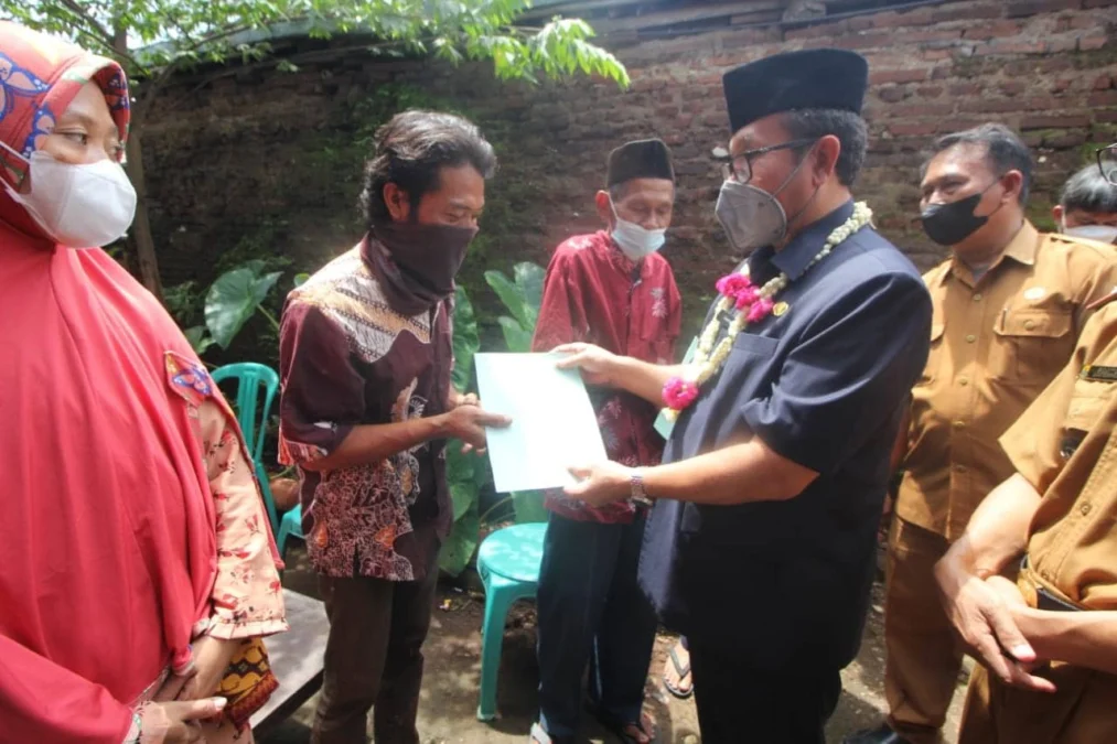 DIBAGIKAN. Bupati Cirebon, H Imron menyerahkan sertifikat gratis kepada warga, kemarin.