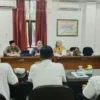DIBICARAKAN. Rapat kerja Disdik dengan Komisi IV DPRD Kabupaten Cirebon yang membahas terkait wacana merger sekolah.