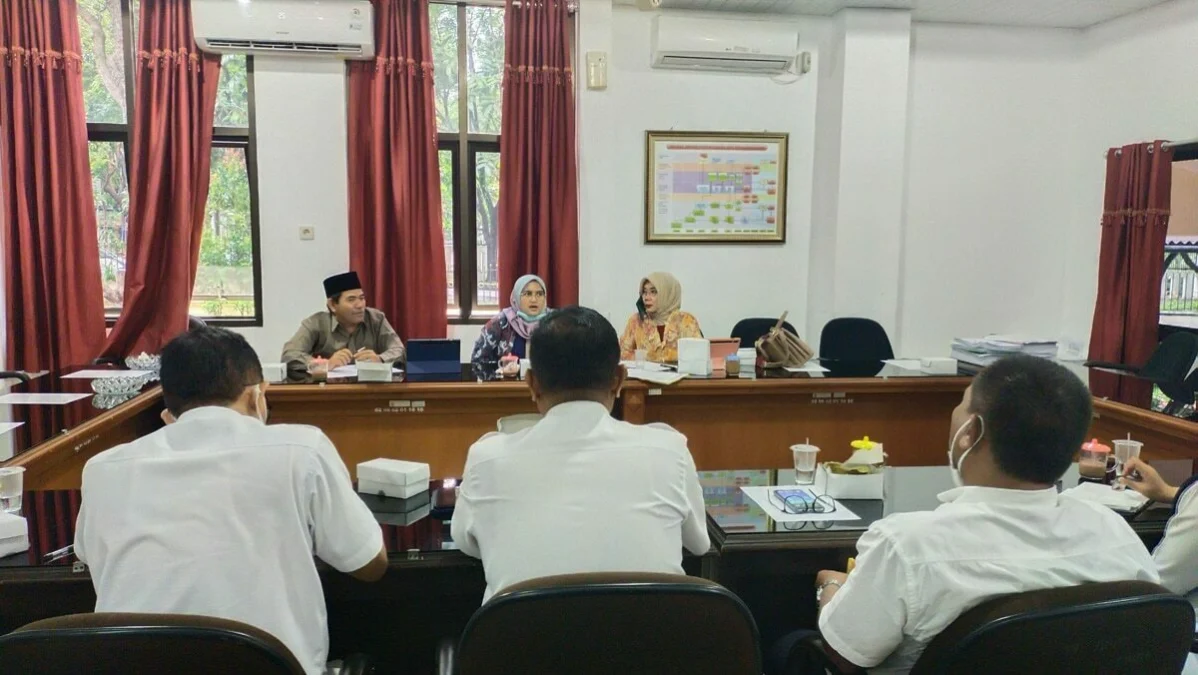 DIBICARAKAN. Rapat kerja Disdik dengan Komisi IV DPRD Kabupaten Cirebon yang membahas terkait wacana merger sekolah.