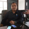 DISOROTI. Anggota Komisi II DPRD Kabupaten Cirebon, H Mustofa menuding Disperindag tidak becus bekerja.