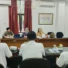 CARI SOLUSI. Rapat kerja Komisi IV DPRD bersama Disdik Kabupaten Cirebon terkait Pengadaan PPPK di lingkungan Disdik.